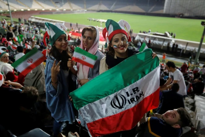 Des supportrices iraniennes assistent, sur écran géant au stade Azadi à Téhéran, au match contre le Portugal au Mondial, le 25 juin 2018