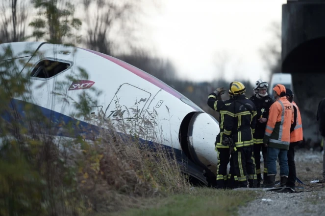 Des pompiers et des employés sur les lieux du déraillement d'un TGV à Eckwersheim près de Strasbourg le 15 novembre 2015