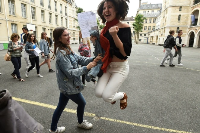 Des lycéens apprennent leurs résultats au baccalauréat le 5 juillet 2016 au lycée Louis-le-Grand à Paris