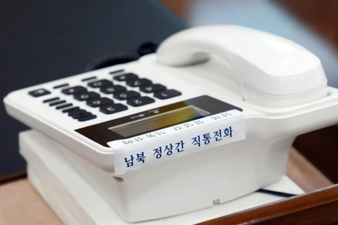 Un téléphone rouge entre les deux Corées est présenté à Séoul le 20 avril 2018