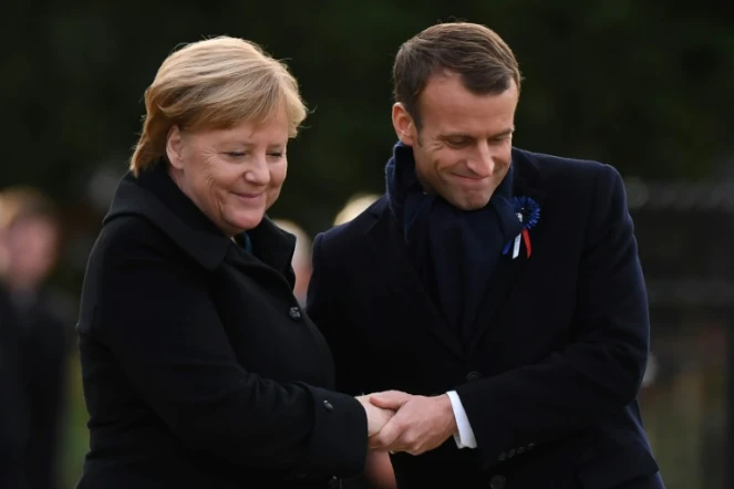 La chancelière allemande Angela Merkel et le président français Emmanuel Macron, lors de la cérémonie commémorant le centenaire de l'armistice de la Première guerre mondiale, le 10 novembre 2018, à Rethondes en France.