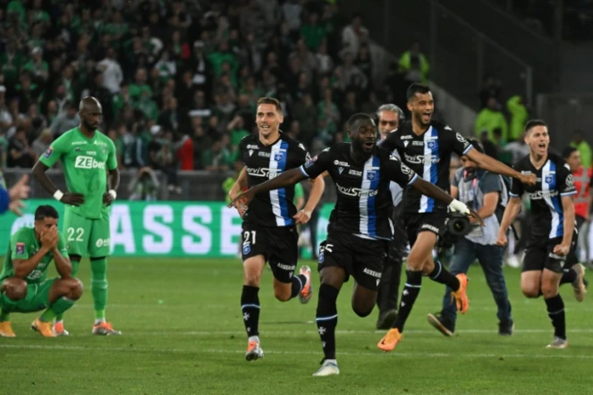 La joie des Auxerrois, après avoir avoir battu Saint-Etienne (1-1, 5-4 aux t.a.b.) en match retour du barrage L1/L2, synonyme de qualification pour la Ligue 1, le 29 mai 2022 au Stade Geoffroy-Guichard