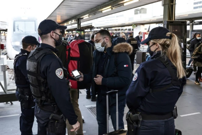 La police contrôle des voyageurs à la gare de Lyon à Paris, le 26 mars 2021