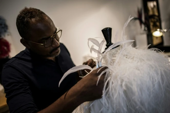 Le plumassier Eric Charles-Donatien travaille sur une création dans son atelier à Paris, le 20 juin 2018