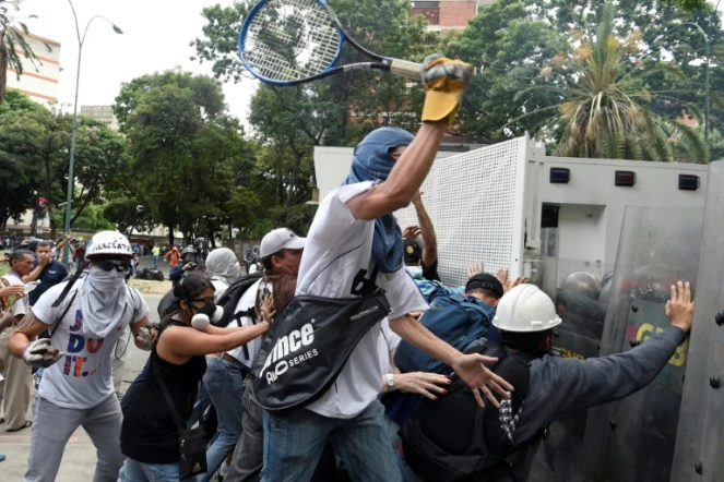 Affrontements entre manifestants de l'opposition et les forces de l'ordre à Caracas, au Venezuela, le 3 juin 2017