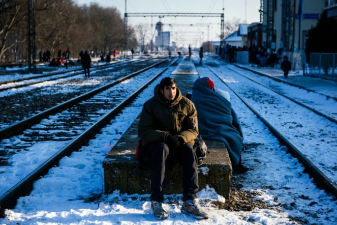 Attente de réfugiés et migrants à la gare de Presevo (sud de la Serbie), le 20 janvier 2016