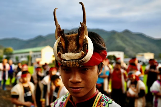 Un jeune prêtre aborigène de l'ethnie Bunun lors d'une fête de la chasse à Chishang, à Taïwan, le 1er mai 2021