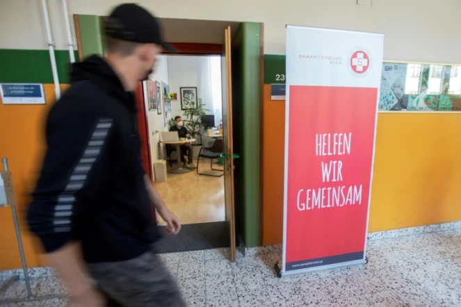 Un étudiant passe devant un centre de vaccination installé dans une école de Vienne, le 14 septembre 2021 