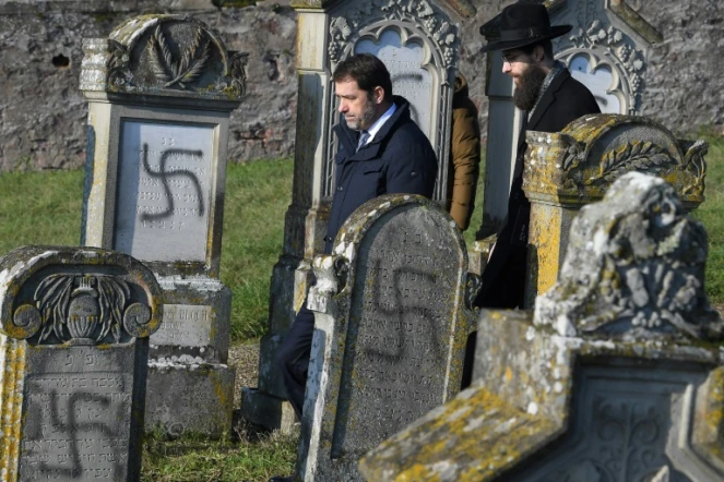 Le ministre de l'Intérieur Christophe Castaner (C) visite le cimetière juif de Westhoffen (Bas-Rhin), le 4 décembre 2019

