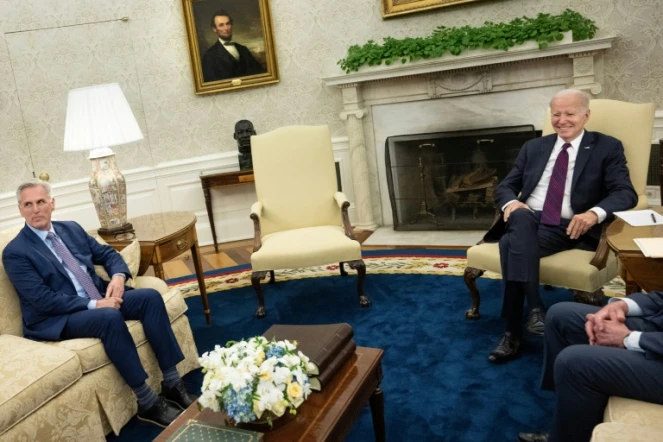 Le président américain Joe Biden (à droite) et le patron républicain de la Chambre des représentants Kevin McCarthy (à gauche) lors d'une réunion consacrée à la dette publique le 9 mai 2022 à la Maison Blanche. 