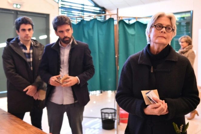 Penelope Fillon (d), épouse de l'ancien candidat à la présidentielle François Fillon, et leurs fils Antoine (c) et Edouard (g), dans un bureau de vote le 23 avril 2017 à Solesme 