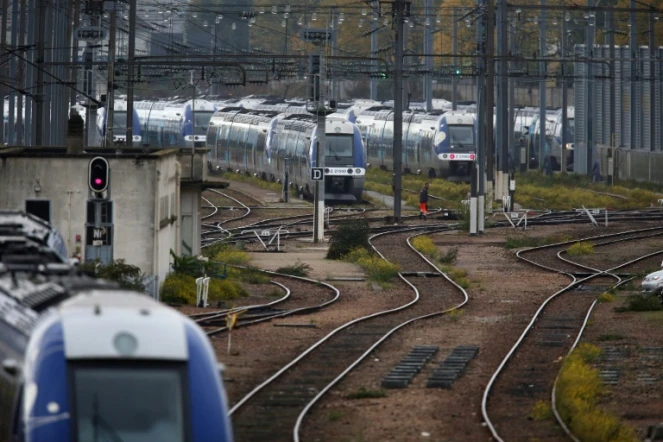 Des trains express régionaux (TER) de Normandie, photographiés à la gare SNCF de Sotteville-les-Rouen le 22 octobre 2015