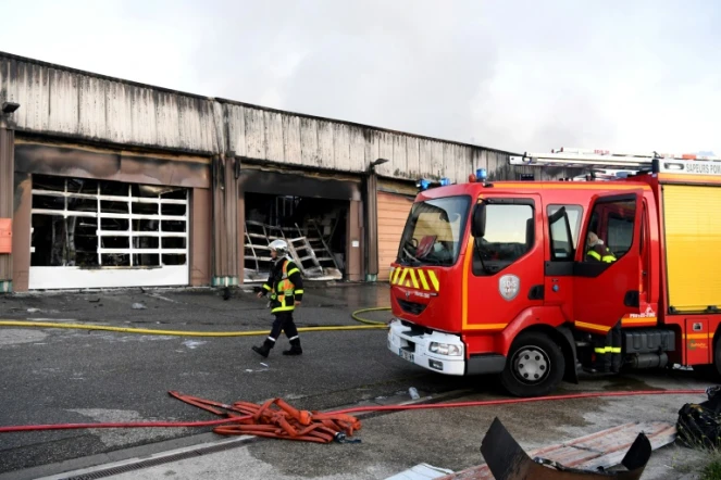 Un véhicule de pompiers devant un garage de la caserne de gendarmerie de Grenoble détruit par un incendie, le 21 septembre 2017
