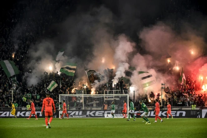 Les supporteurs de Saint-Etienne allument des fumigènes lors du match contre le PSG, le 15 décembre 2019 à Geoffroy-Guichard