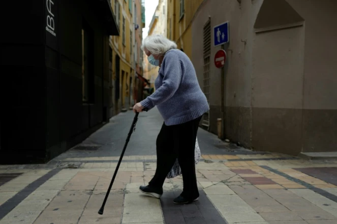 Une personne âgée traverse une rue de Nice, avec un masque de protection, le 22 avril 2020