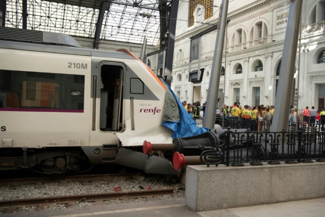 Un train accidenté dans la "gare de France", à Barcelone en Espagne, le 28 juillet 2017
