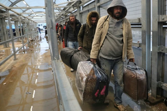 Des travailleurs palestiniens à un point de passage entre la Cisjordanie occupée et Israël, le 18 mars 2020