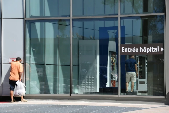 Une victime de l'attentat de Nice devant l'hôpital de la ville, le 16 juillet 2016