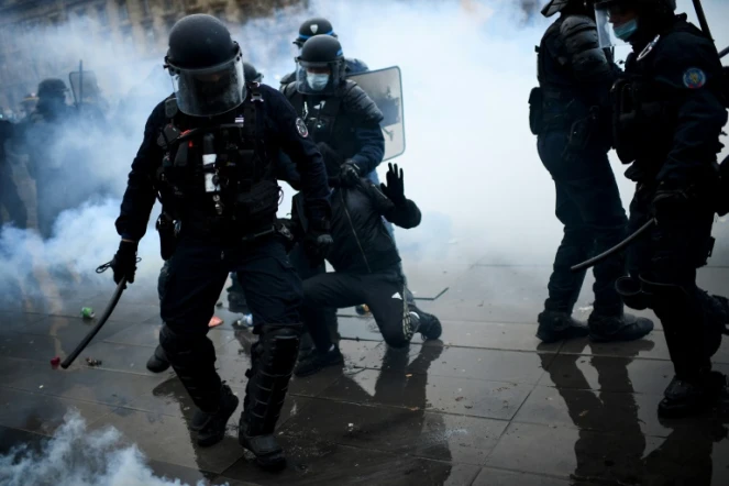 Des policiers interpellent un manifestant, le 30 janvier 2021 à Paris