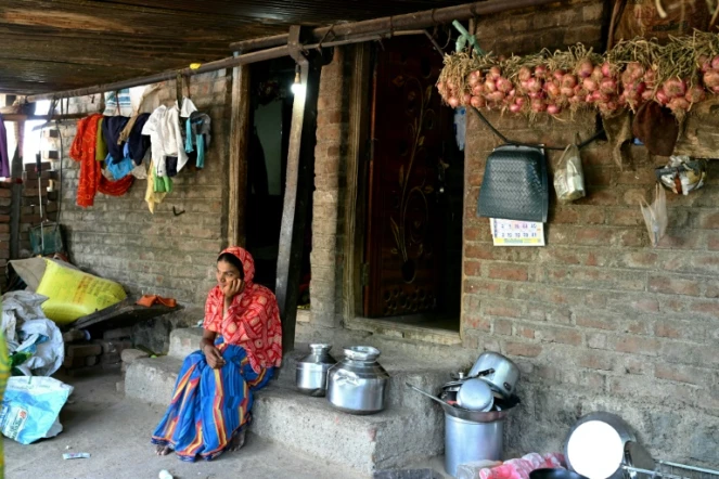 Mirabai Khindkar, dont le mari Amol, agriculteur, s'est suicidé en raison de l'accumulation de prêts financiers, assise devant la maison de ses beaux-parents dans le village d'Ambilwadgaon, dans l'Etat du Maharashtra, le 3 mai 2025 en Inde