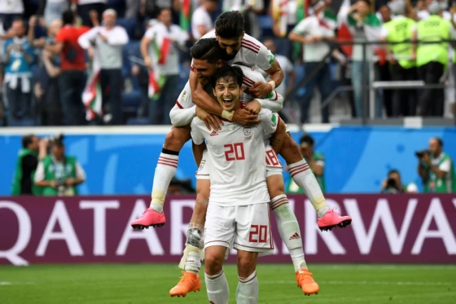 L'attaquant iranien Sardar Azmoun (devant) fêtant, avec des coéquipiers, la victoire de son pays sur le Maroc, le 15 juin 2018 à Saint-Pétersbourg