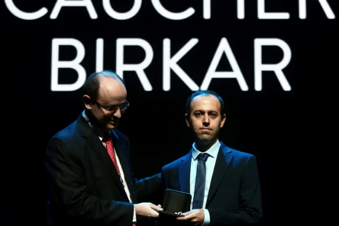 Le mathématicien kurde Cauchar Birkar reçoit la médaille Fields à Rio de Janeiro, le 01 août 2018 (photo transmise par le Congrès international de mathématiques)