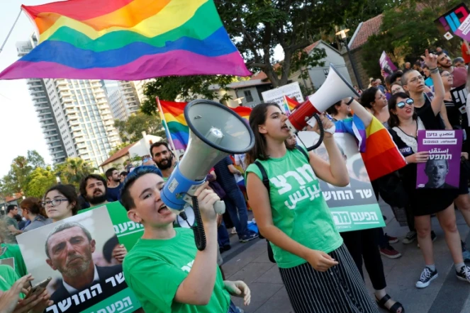 Des membres de la communauté LGBT défilent à Tel-Aviv le 14 juillet 2019 pour demander la démission du ministre de l'Education Rafi Peretz