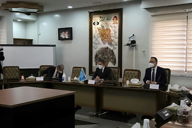 Photo, fournie par l'Organisation iranienne de l'énergie atomique, du directeur de l'Agence internationale de l'énergie atomique Rafael Grossi (c), lors d'une réunion à Téhéran, le 21 février 2021 