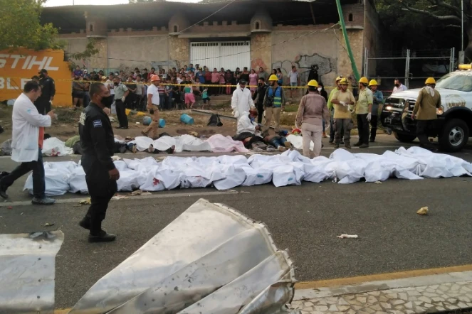 Les corps des migrants décédés dans un accident gisant sur la chaussée à Tuxtla Gutierrez, dans l'état du Chiapas, au Mexique, le 9 décembre 2021