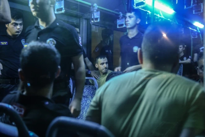 Arrestation de militaires par des policiers le 16 juillet 2016 à Istanbul