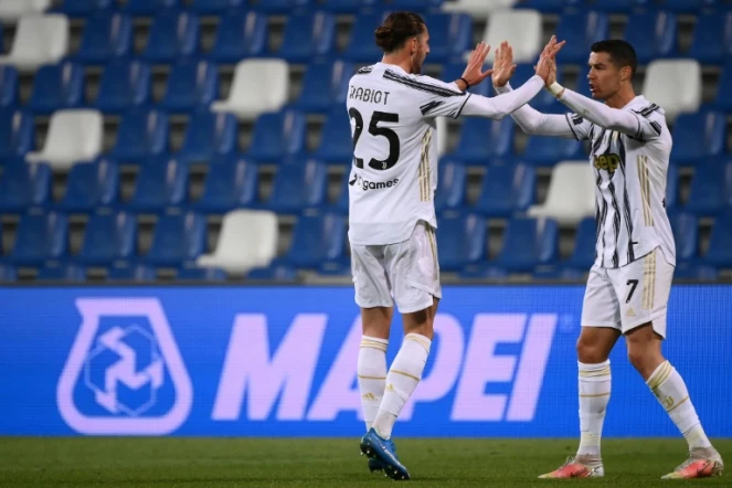 La Juventus, portée par Adrien Rabiot et Cristiano Ronaldo, tous deux buteurs contre Sassuolo le 12 mai 2021 à Reggio Emilia, lutte pour accéder à la prochaine C1
