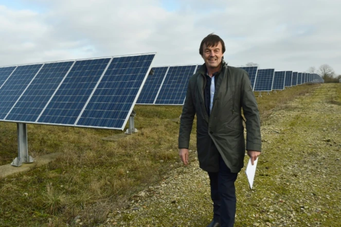 Le ministre de la Transition écologique et solidaire Nicolas Hulot visite une centrale solaire à Allonnes, dans la Sarthe, le 8 janvier 2018