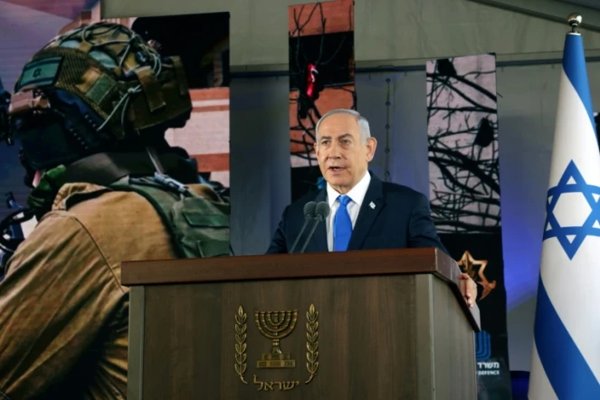 Le Premier ministre israélien Benjamin Netanyahu s'exprime lors d'une cérémonie marquant le 1er anniversaire selon le calendrier hébraïque de l'attaque du Hamas du 7 octobre 2023, au cimetière militaire du mont Herzl à Jérusalem, le 27 octobre 2024