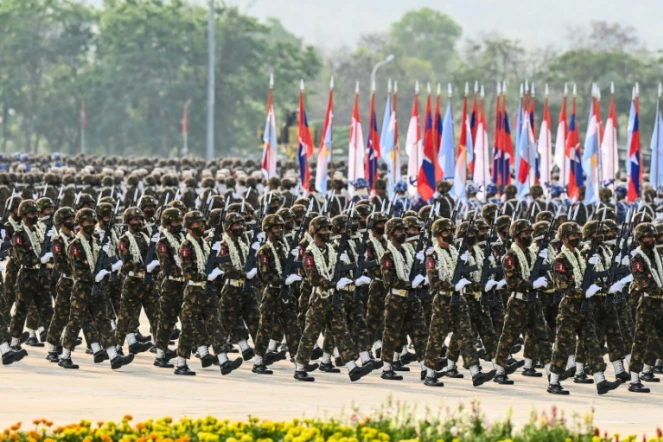 Défilé militaire à l'occasion de la journée de l'armée, le 27 mars 2022 à Naypyidaw, en Birmanie