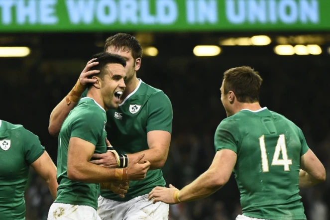 Le demi de mêlée irlandais Conor Murray (g) félicité après avoir inscrit un essai contre la France en Coupe du monde le 11 octobre 2015 au Millennium Stadium de Cardiff