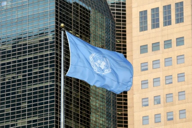 Le drapeau des Nations unies devant le siège de l'ONU, à New York, le 23 septembre 2019