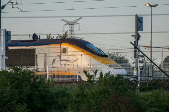 Un train Eurostar attend de pouvoir pénétrer dans le tunnel sous la Manche vers l'Angleterre en gare de Calais-Frethun, dans le Pas-de-Calais, le 2 septembre 2015