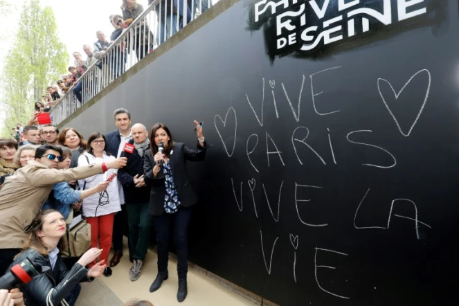 La maire de Paris, Anne Hidalgo, s'adresse à la presse lors de l'inauguration du parc "Rives de Seine", à Paris, le 2 avril 2017