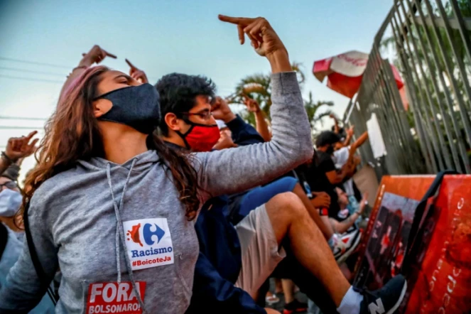 Des protestataires devant le Carrefour où un homme a été tué par deux agents de sécurité, à Porto Alegre, dans le sud du Brésil, le 20 novembre 2020