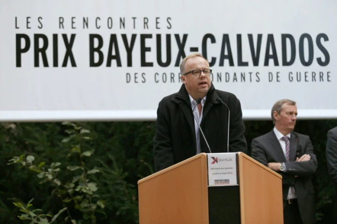 Le secrétaire général de l'ONG Reporters sans frontières (RSF) Christophe Deloire fait un discours avant de dévoiler la stèle en l'honneur des reporters de guerre tués en 2015, à Bayeux le 8 octobre 2015