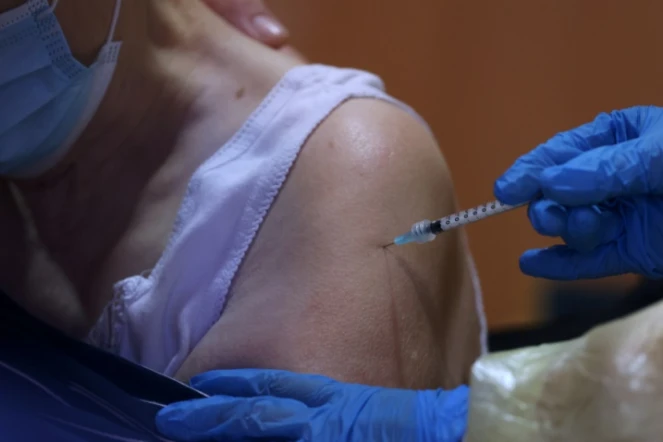 Vaccination d'une personne âgée dans une maison de retraite à  Magdeburg (est de l'Allemagne), le 27 décembre 2020
