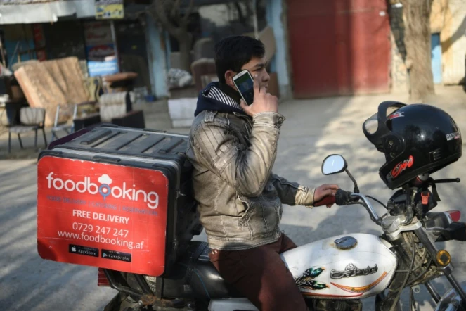 Un livreur afghan à Kaboul au téléphone avec son client, le 16 janvier 2018
