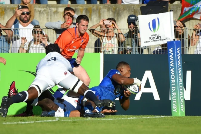 Le Français Cameron Woki inscrit un essai contre l'Angleterre en finale du Mondial U20, le 17 juin 2018 à Béziers