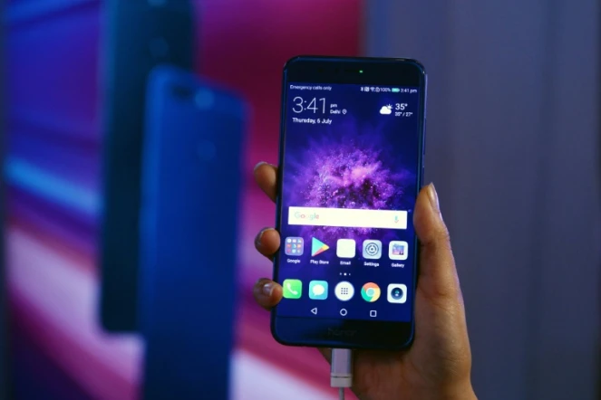 Le géant chinois des télécoms Huawei a dévoilé samedi une première puce d'intelligence artificielle pour mobile, prenant de cours ses deux concurrents immédiats, Samsung et Apple, lors du salon de l?électronique de Berlin (IFA)