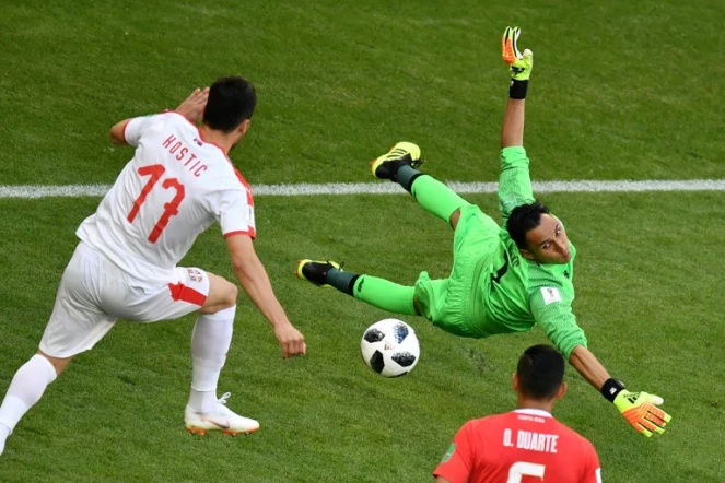 Le gardien de but du Costa Rica Keylor Navas face à l'attaquant serbe Filip Kostic (g) au Mondial, le 17 juin 2018 à Samara  