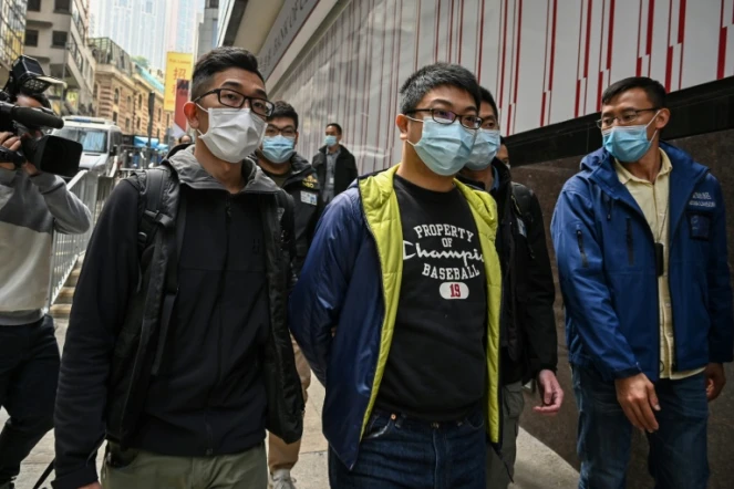 Ben Chung (c), figure de l'opposition pro-démocratie est arrêté par la police  à Hong Kong le 6 janvier 2021