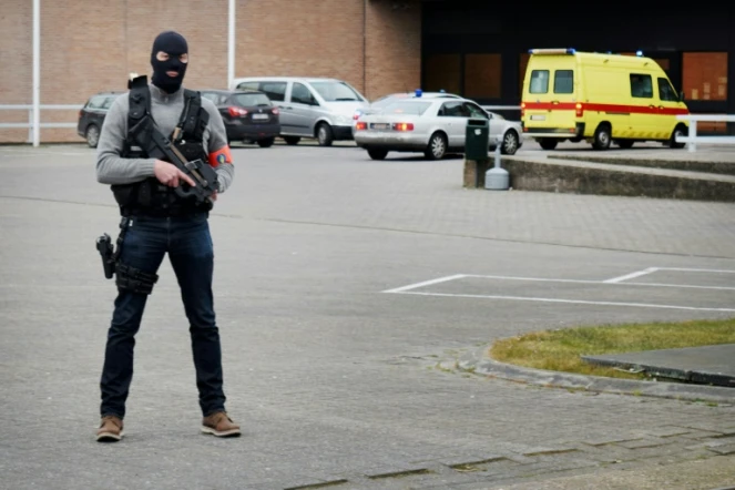 L'ambulance supposée transporter Salah Abdeslam à son arrivée le 19 mars 2016 à la prison de Bruges