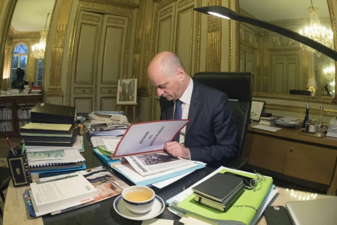 Le ministre de l'Education nationale Jean-Michel Blanquer étudie un dossier sur le Baccalauréat dans son bureau à Paris, le 18 janvier 2018