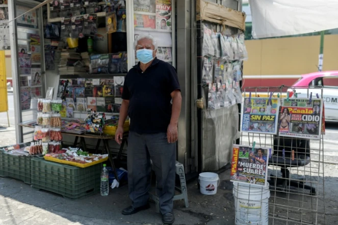 Un kiosquier à Mexico, le 1er mai 2020 pendant la pandémie de coronavirus