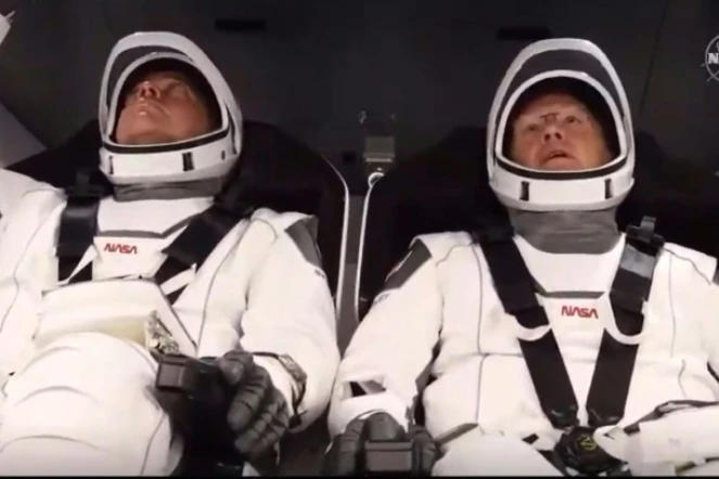 Bob Behnken et Doug Hurley le 30 mai 2020, à bord de Crew Dragon